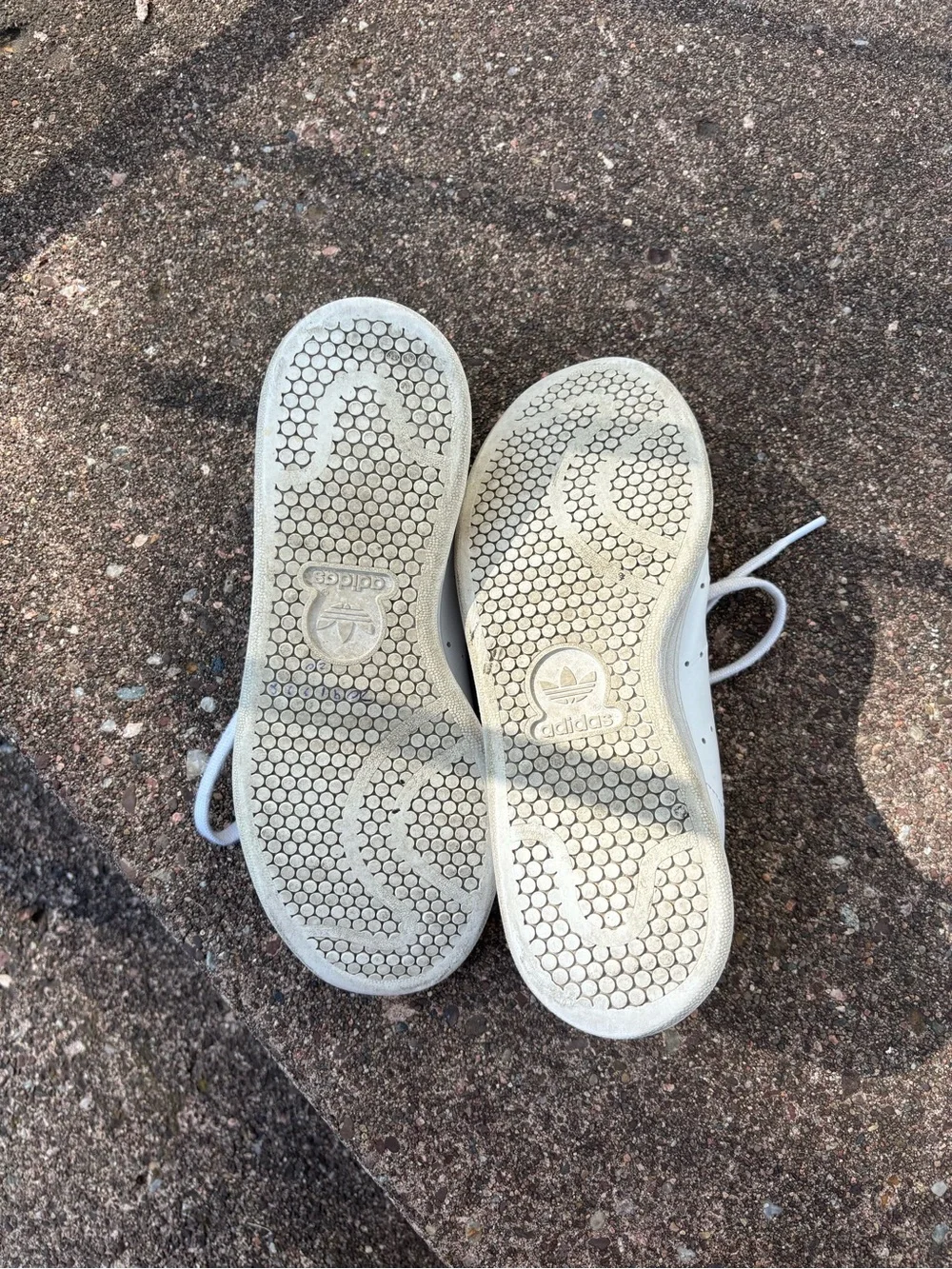 adidas Stan Smith White Sneaker with Green Heel Tab - Picture 7 of 7